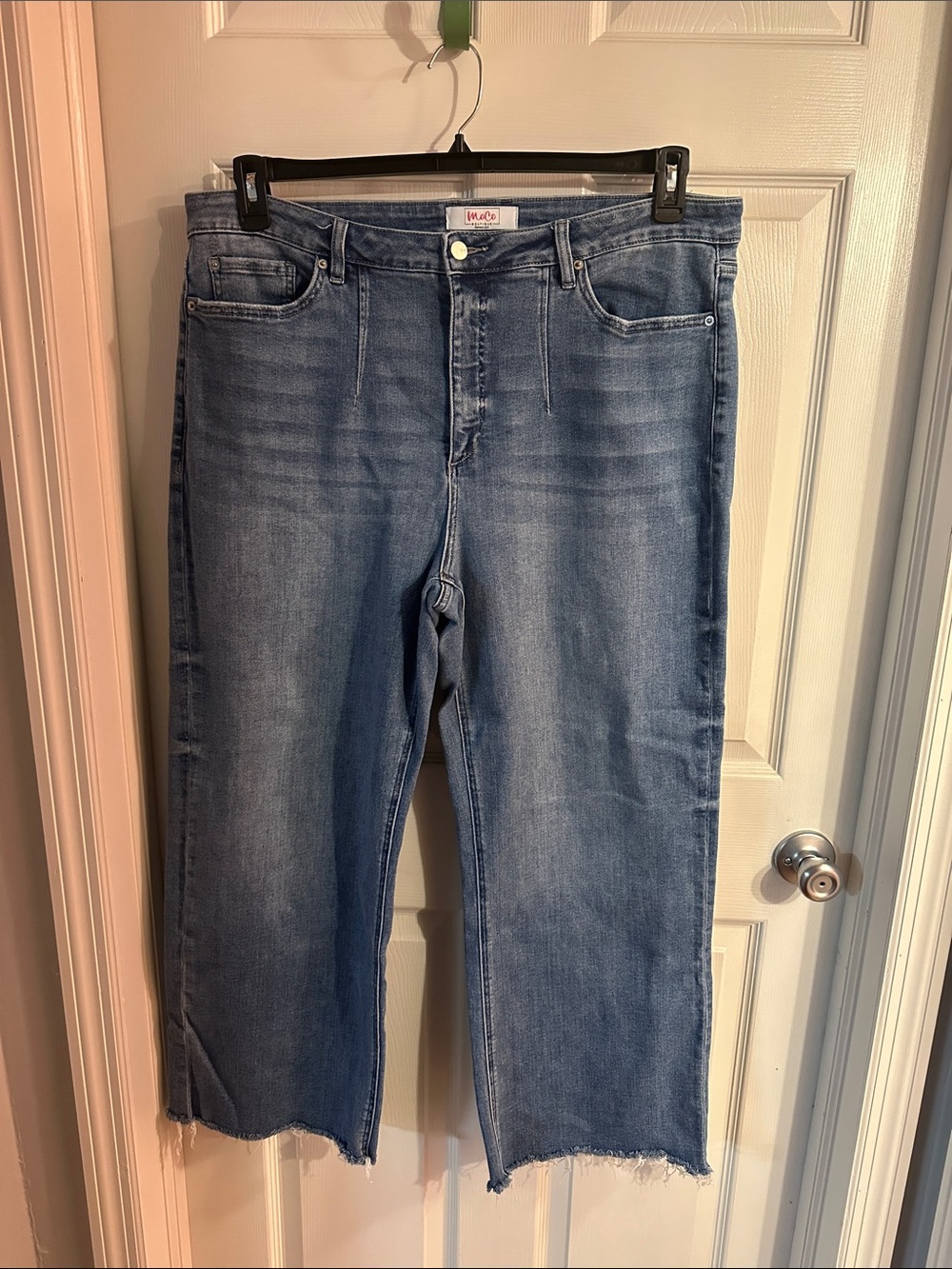 Women's Light Blue Straight-Leg Jeans with Frayed Hem